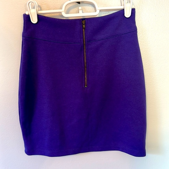 Fitted purple skirt size small. TAGS ON - Picture 3 of 5
